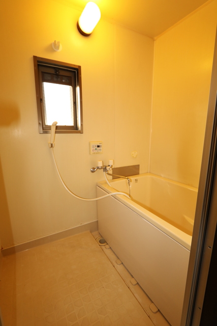 バス・シャワールーム　浴室に窓があり換気に◎♪