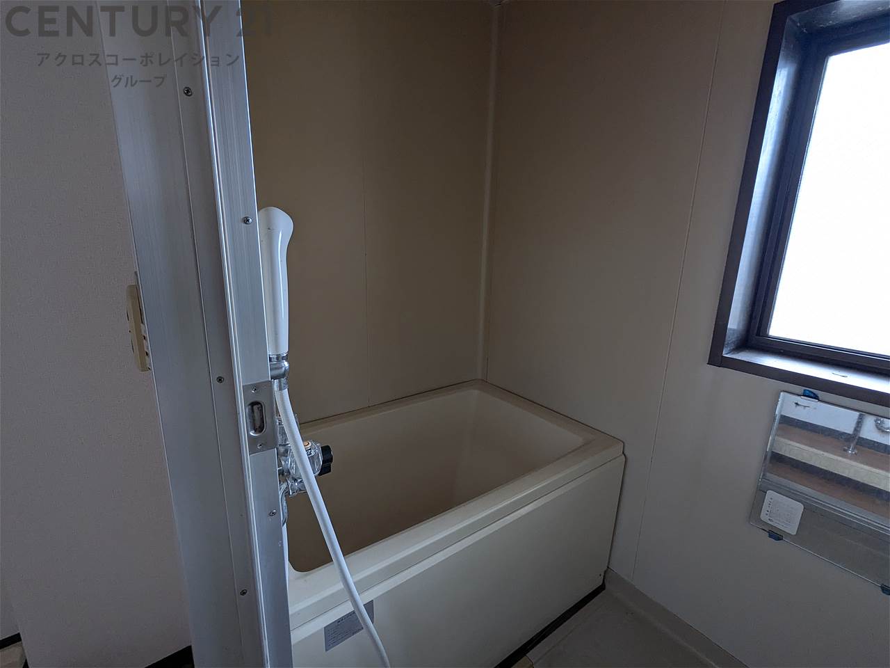 バス・シャワールーム　窓があり換気も楽々♪