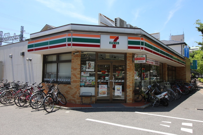 コンビニ　セブンイレブン（コンビニ）まで370m