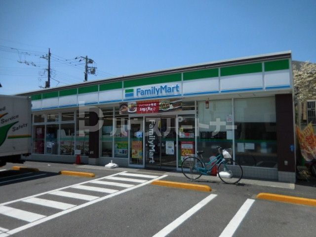 コンビニ　ファミリーマート足立鹿浜店（コンビニ）まで210m