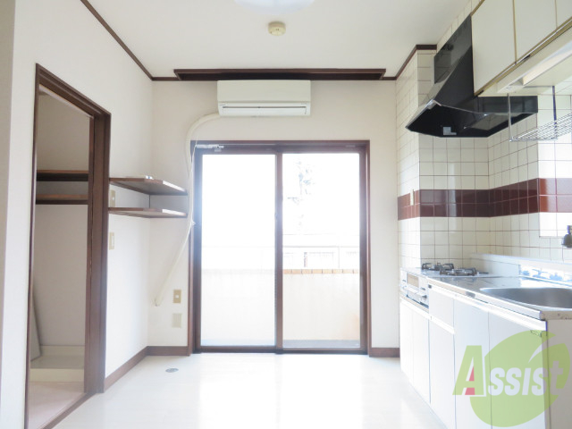 居室・リビング　リビングにも沢山の収納が付いてますねー。