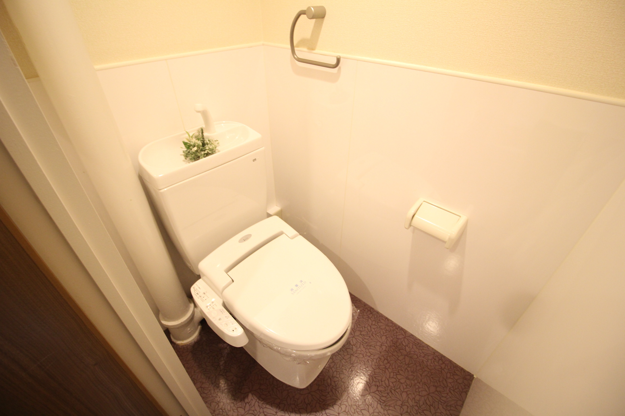 トイレ　温水洗浄便座で快適にお使いいただけます♪