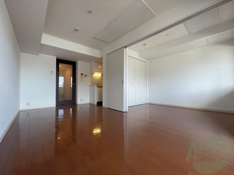 居室・リビング　白さが清潔感を出してくれます。お部屋も明るいですね。