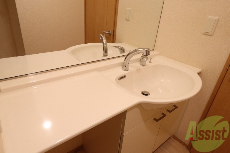 洗面設備　使いやすそうな広い洗面台