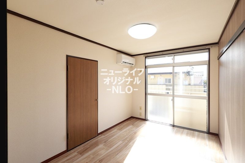 居室・リビング　バルコニーに通じる洋室。お部屋を快適に保つエアコン付き☆