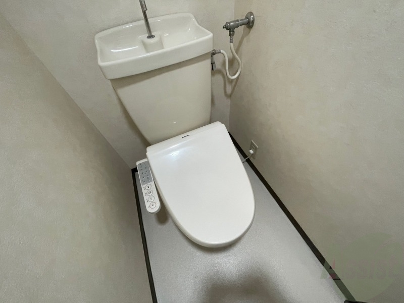 トイレ　こちらはトイレです。清潔感があり、安心して使用できます。