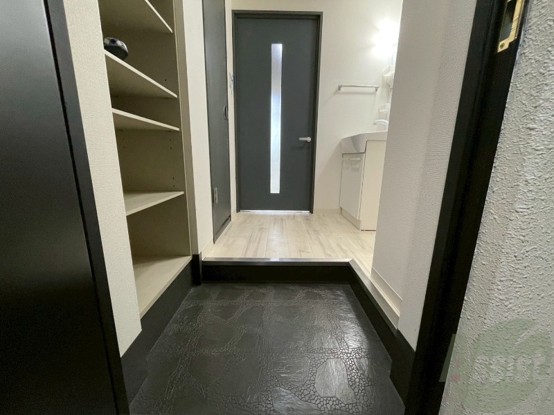 玄関　玄関の様子です。明るい印象ですね。気分もあがりそう。