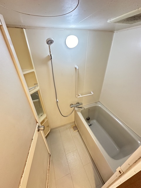 バス・シャワールーム　リフォーム前のお部屋です
