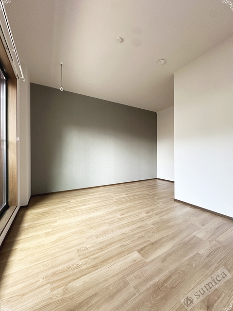 居室・リビング　アクセントクロスがオシャレを演出♪♪