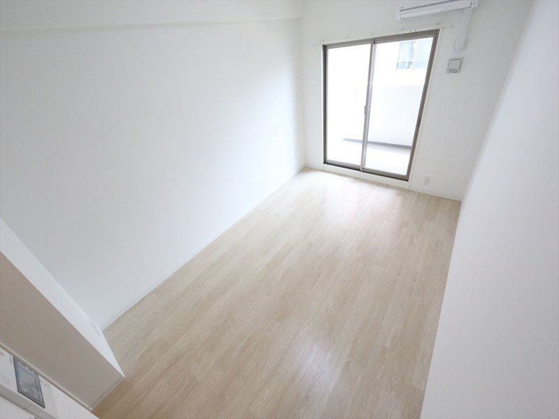 その他部屋・スペース　洋室8.3帖　南面バルコニー　エアコン完備