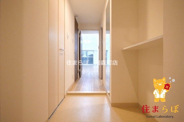 玄関　「気になったら、LINEで気軽に相談できますよ。」