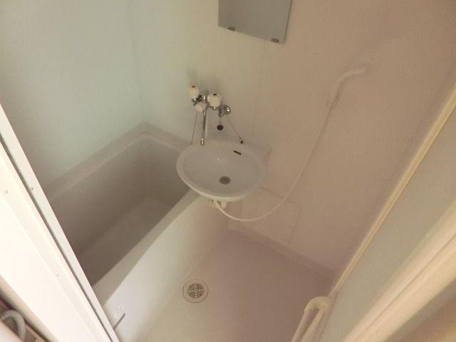 バス・シャワールーム　雨の日に便利な浴室乾燥機付き