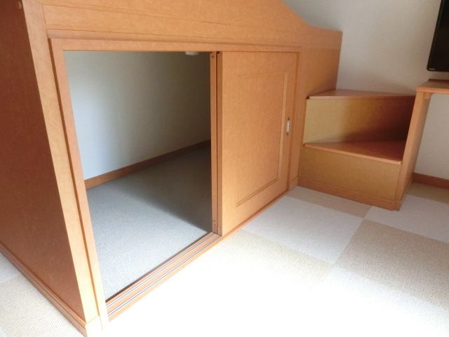その他部屋・スペース　ベッド下は収納スペースになっております