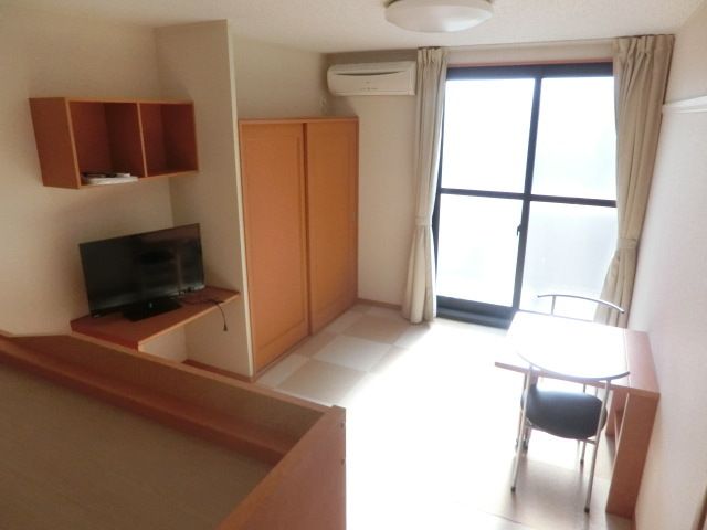 居室・リビング　エアコン、照明、カーテン付きのお部屋です