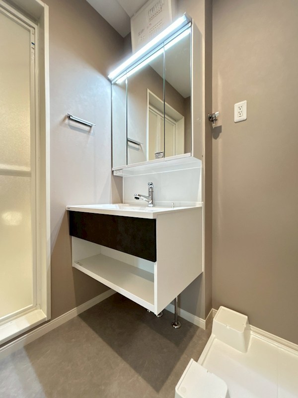 洗面設備　身支度に便利な独立洗面台。