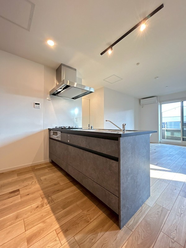 キッチン　おしゃれなデザインの広々としたシステムキッチンです。