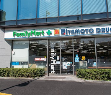 コンビニ　ミヤモトドラッグ御成門店（コンビニ）まで182m