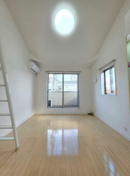 居室・リビング　最上階・角部屋・二面採光☆