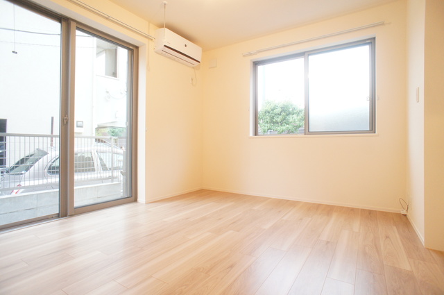 居室・リビング　広いリビングはゆったりくつろげる憩いの空間です♪