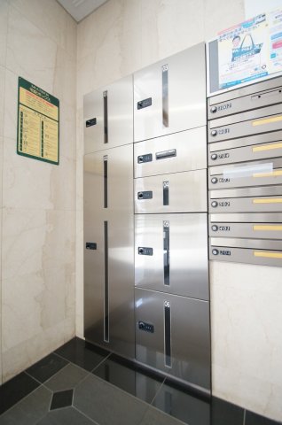 その他共有部分　不在時にも荷物を受け取れる宅配ボックス付きです