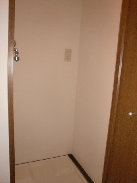 その他設備　防水パン付きの室内洗濯機置き場です