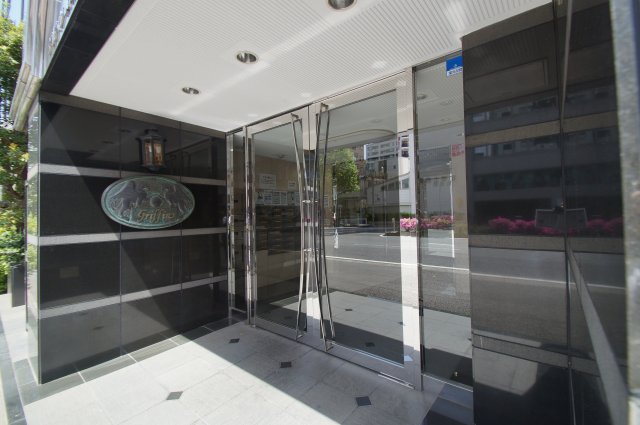 エントランス　落ち着いた雰囲気のエントランススペースです