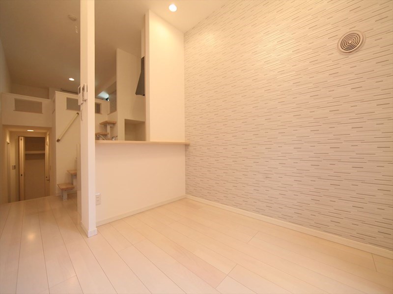 居室・リビング　洋室8.1帖　上階ロフト6.4帖（収納でも部屋使えます）