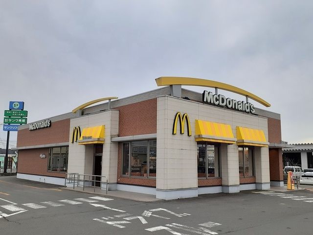 飲食店　マクドナルド7号能代店（飲食店）まで427m