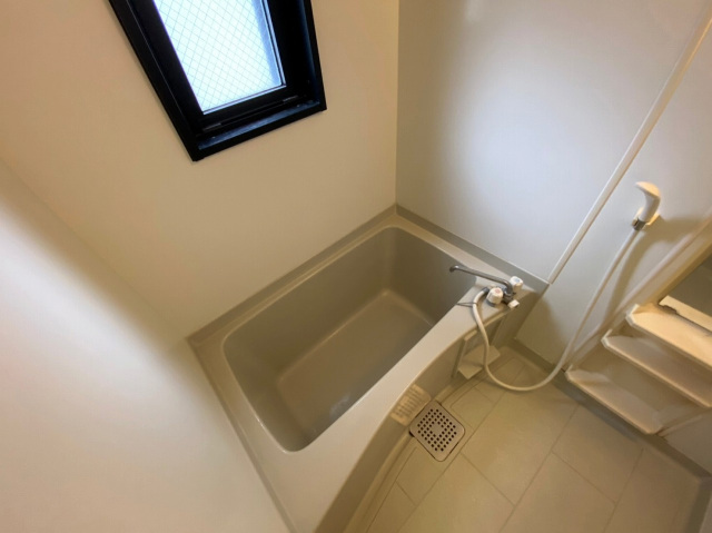 バス・シャワールーム　窓ありません。