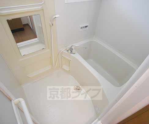 バス・シャワールーム　鏡が付いております