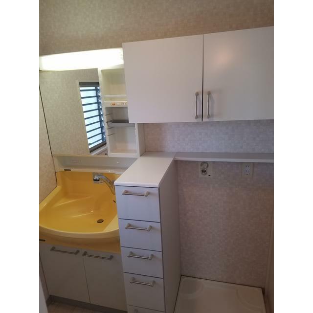 洗面設備　広い洗面台に収納も完備