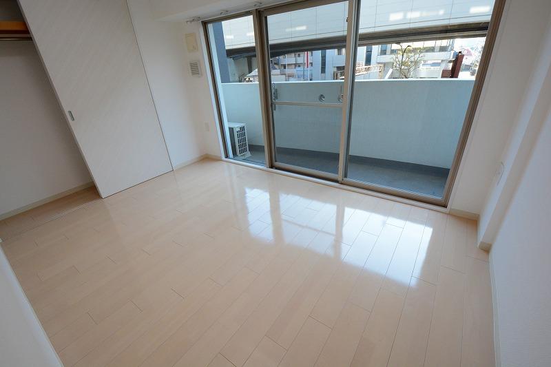 居室・リビング　エアコン・照明付きの8帖の洋室です♪