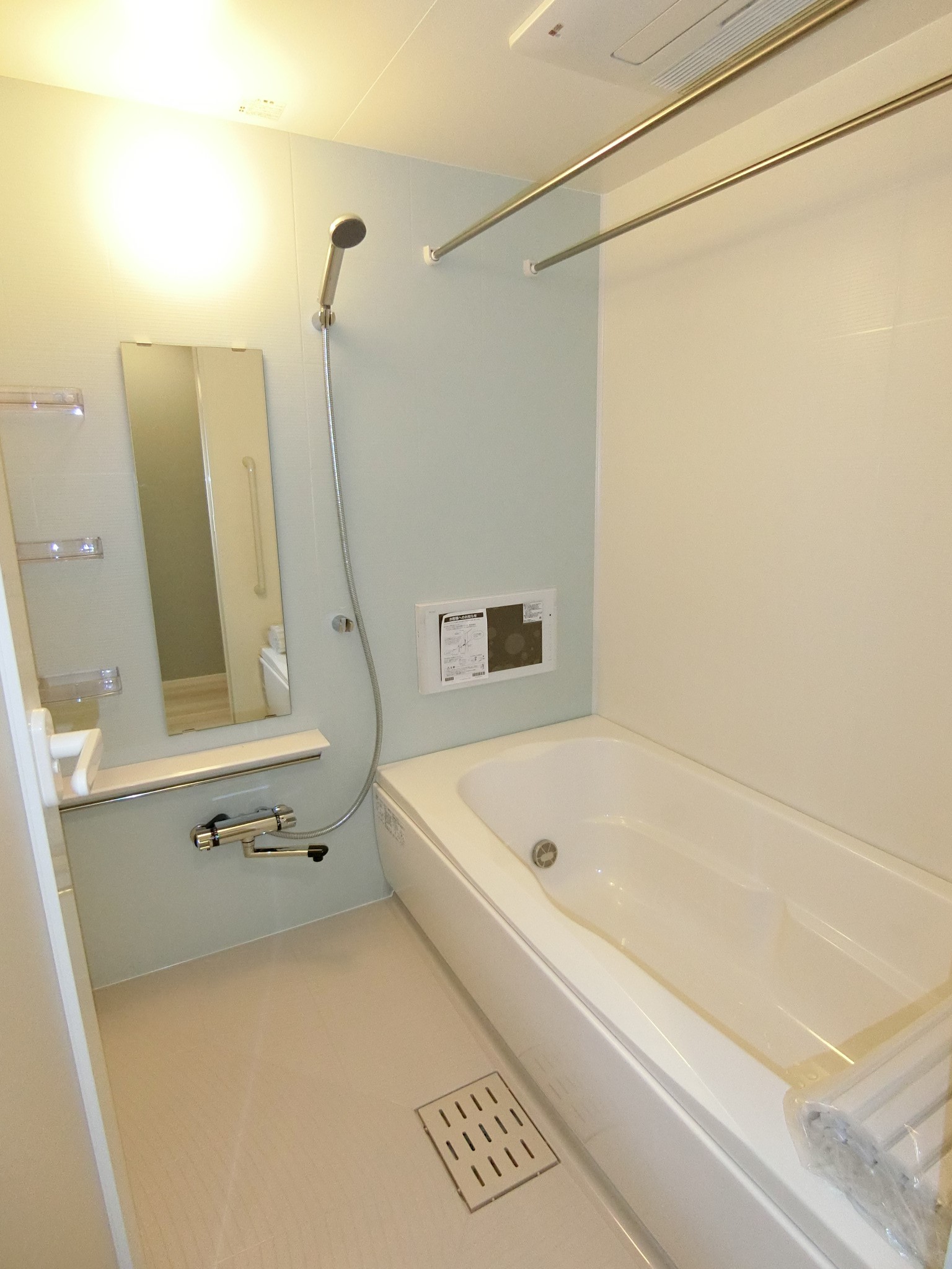 バス・シャワールーム　同タイプ間取りの写真です。（階数により建具が違います）