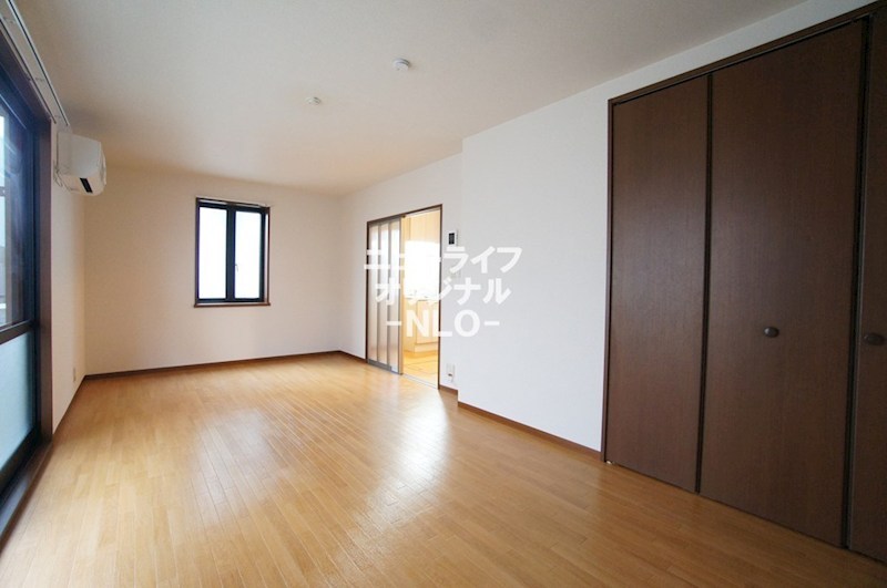 居室・リビング　広めの10.6帖の洋室。