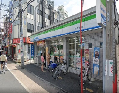 コンビニ　ファミリーマート 足立五反野駅前店（コンビニ）まで184m
