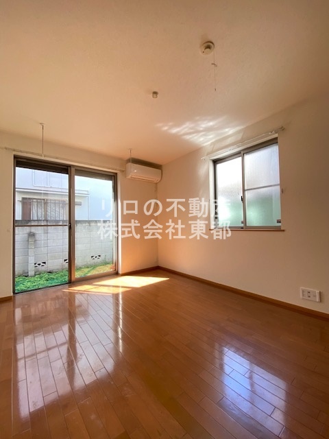 居室・リビング　２面採光なので、明るく風通しのよい過ごしやすいお部屋です♪