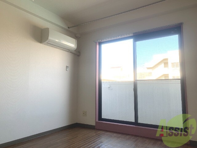 居室・リビング　こちらがリビングです。窓から陽が差し込んで明るいお部屋ですね