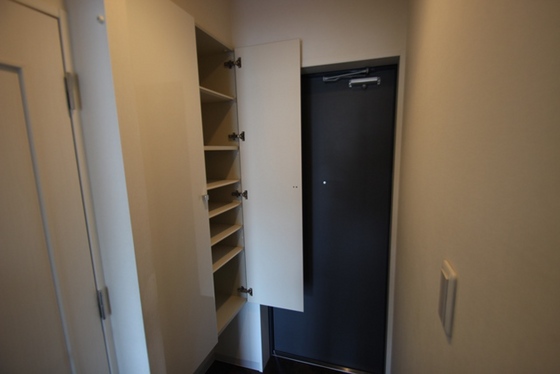 玄関　※写真は別の号室になります