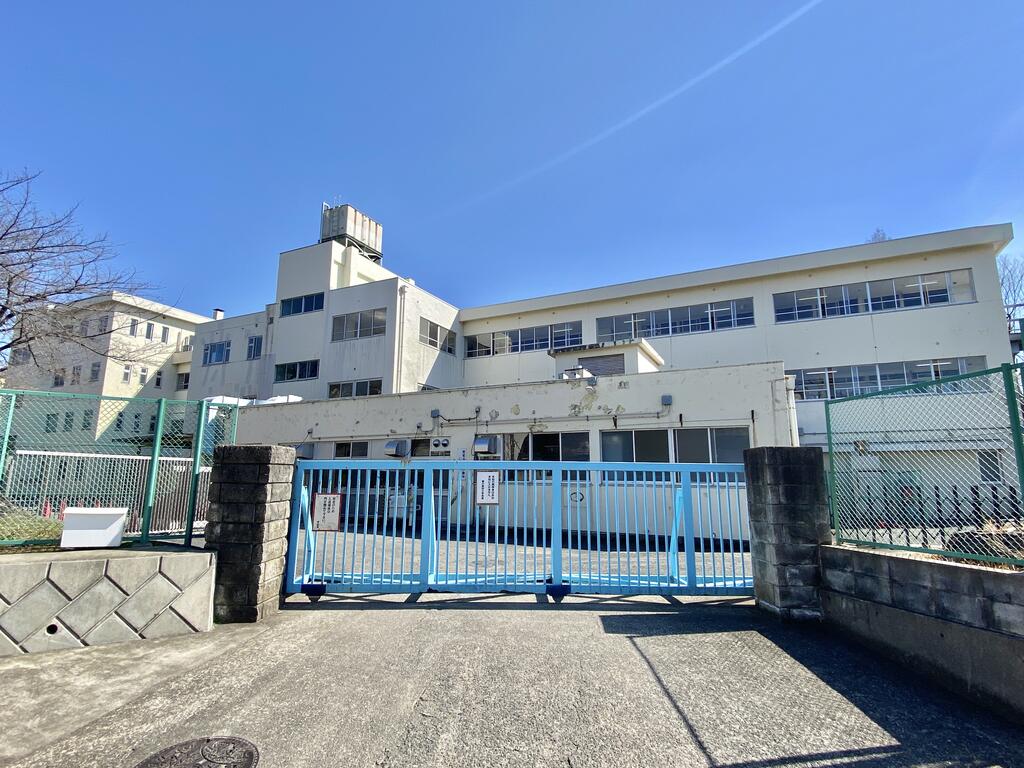 小学校　町田市立鶴川第四小学校（小学校）まで933m