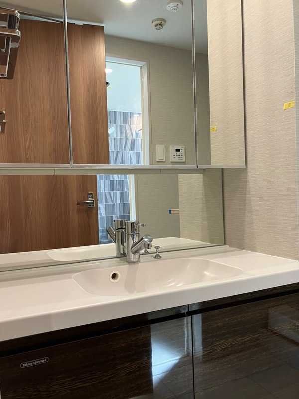 洗面設備　ゆったりとスペースのある洗面所