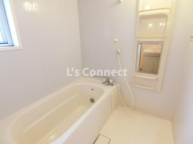 バス・シャワールーム　足を伸ばして入れる１坪浴室。追焚き、浴室乾燥付き。