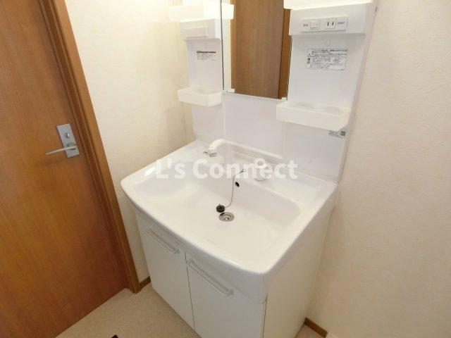 洗面設備　朝の支度もスムーズな独立洗面台。