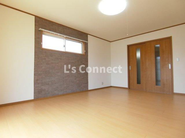 居室・リビング　１１帖のリビングスペース。角部屋で２面に窓があります。