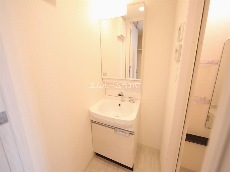 洗面設備　脱衣所　独立洗面台（シャンプードレッサー付）