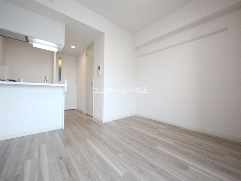 居室・リビング　洋室9.6帖　エアコン付　収納充実　バルコニー