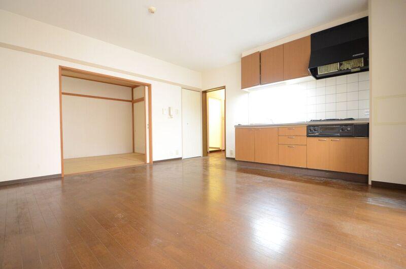 居室・リビング　床色が落ち着いた色合いで綺麗です♪