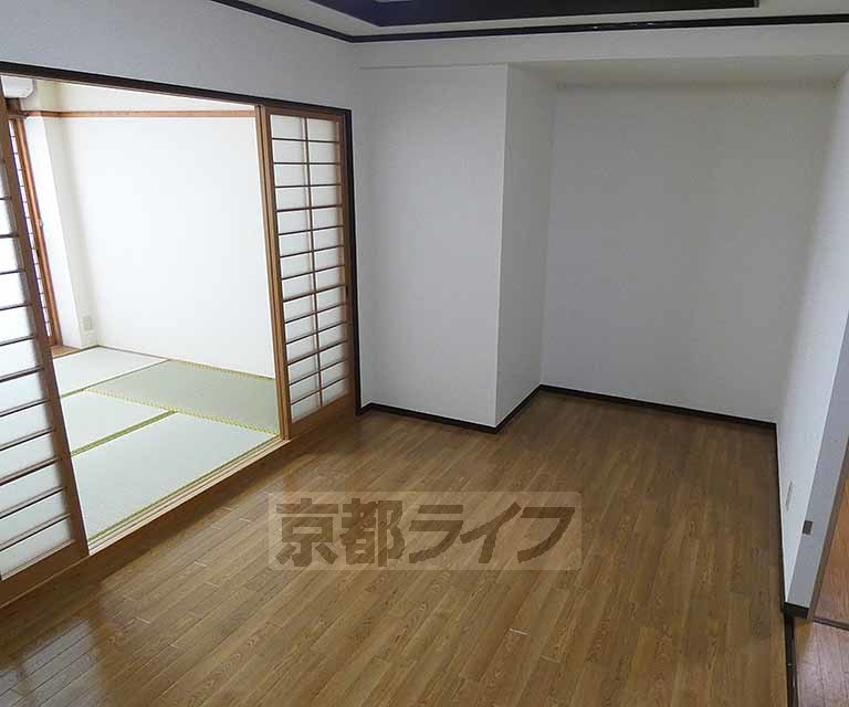 居室・リビング　人気の二条川端エリアです。