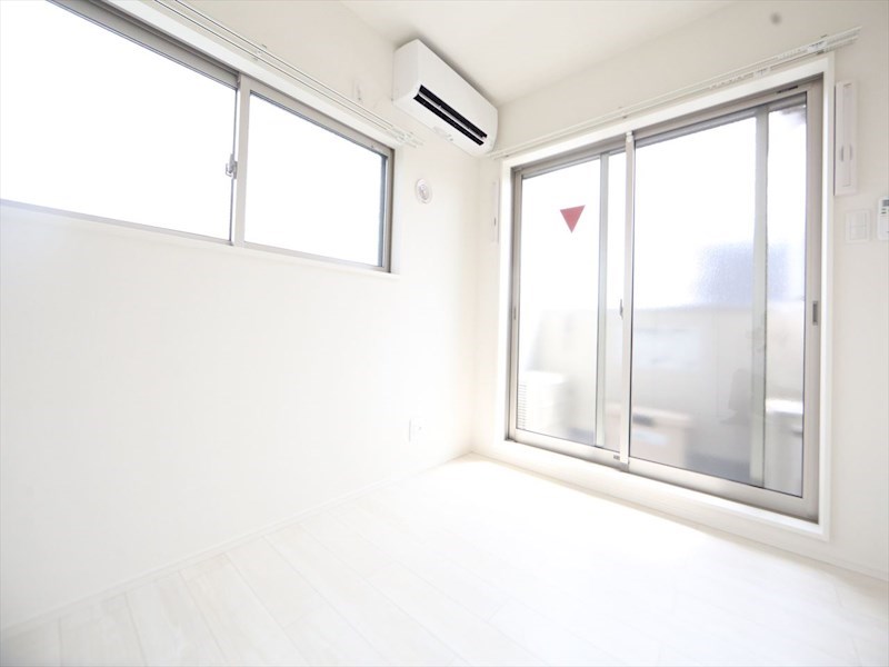 バルコニー　洋室3.7帖　エアコン完備　バルコニー　同仕様写真