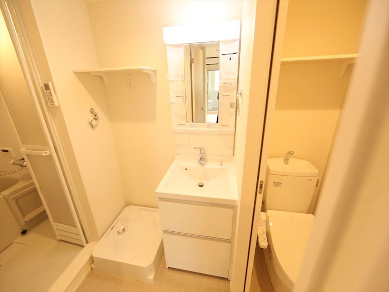 洗面設備　脱衣所　独立洗面台（シャンプードレッサー付）　同仕様写真