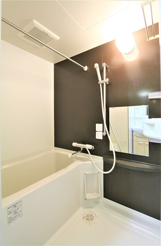 バス・シャワールーム　オシャレなバスルームはサーモ水洗で機能性も抜群
